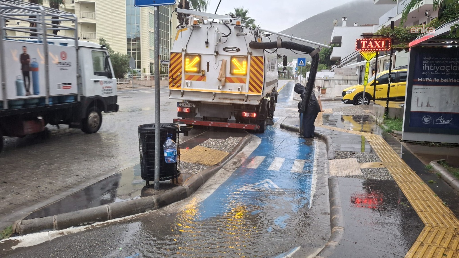 Marmaris Belediyesi ekiplerinden sağanak mesaisi