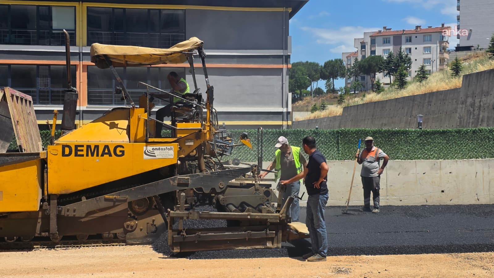 Gemlik Belediyesi ekiplerinden modern ve dayanıklı yol ağı için yoğun mesai