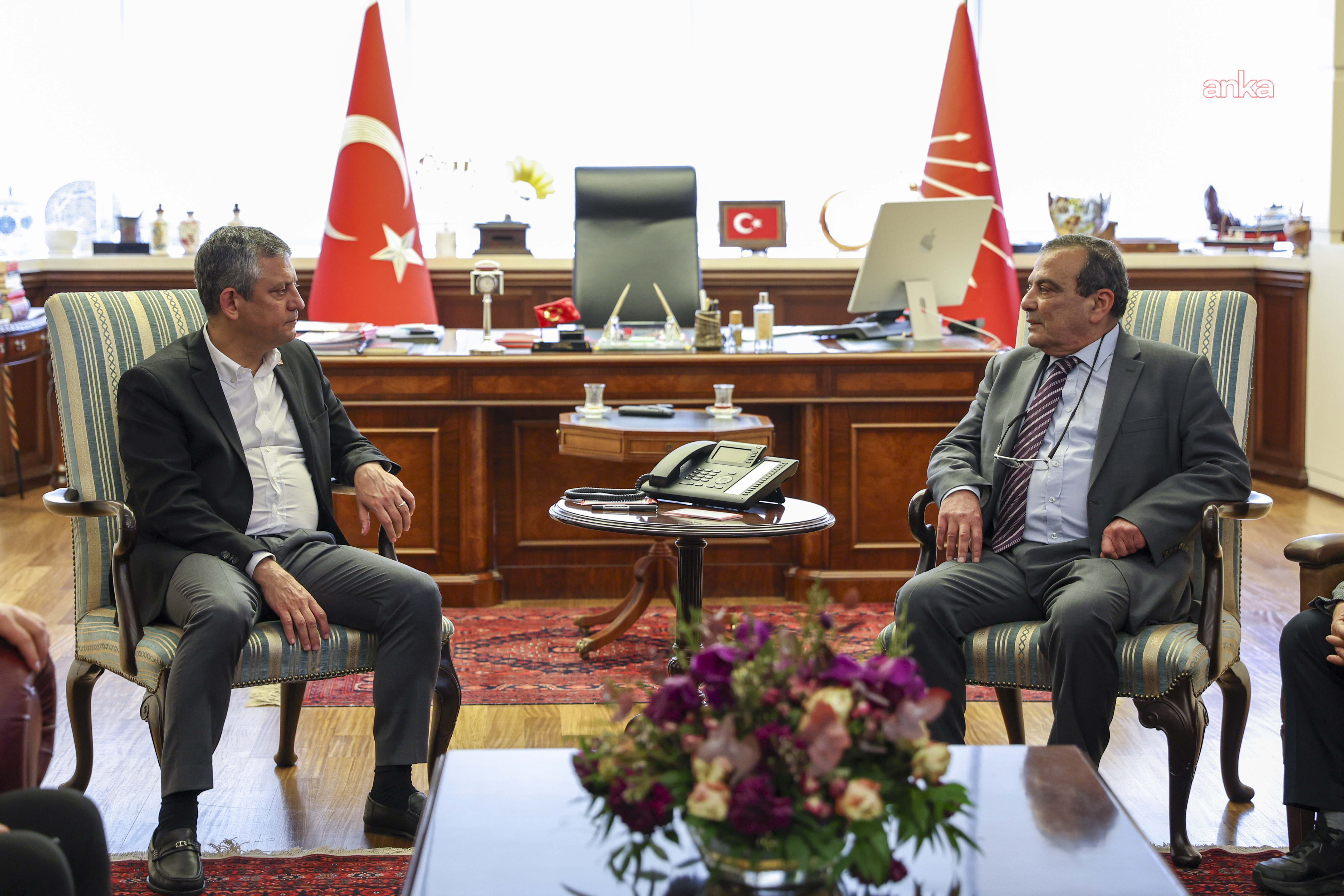Özgür Özel, TMMOB Yönetim Kurulu Başkanı Emin Koramaz ile bir araya geldi