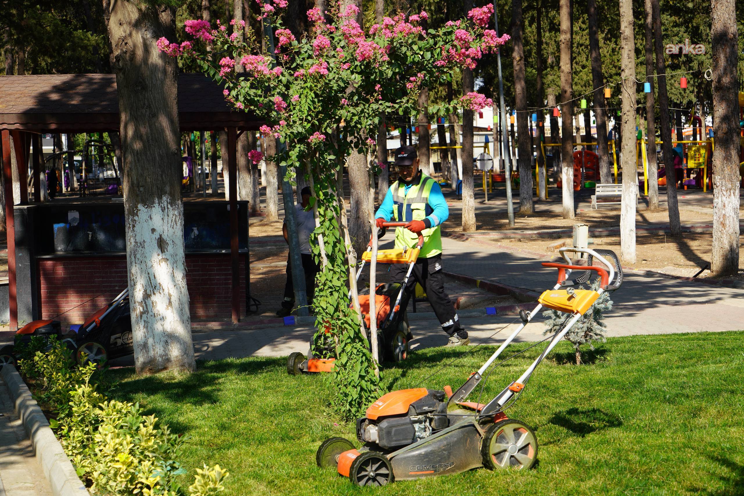 Adıyaman’ın parklarında yaz bakımı aralıksız sürüyor