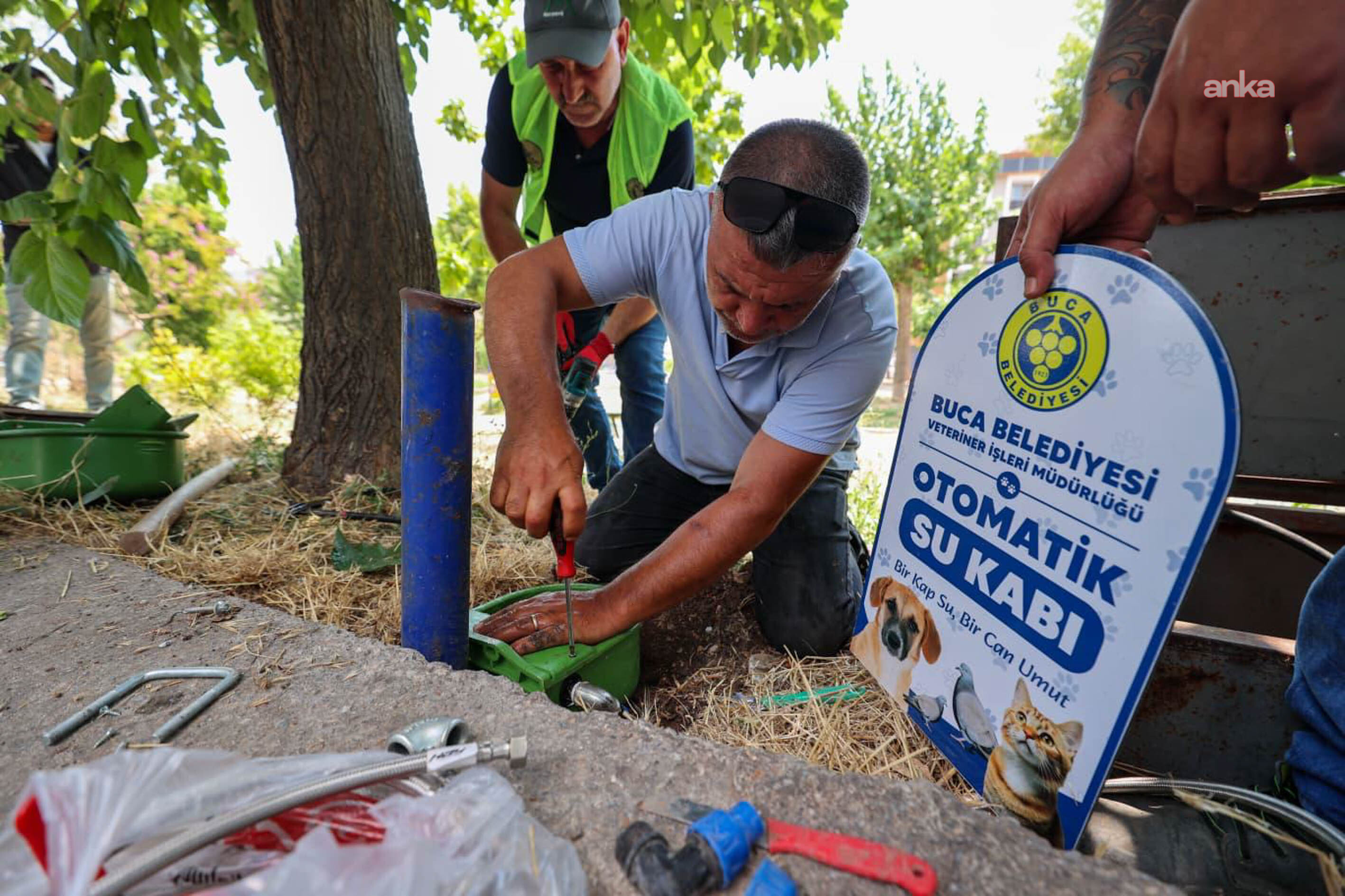 Buca’da parklara "otomatik su kapları" yerleştirildi