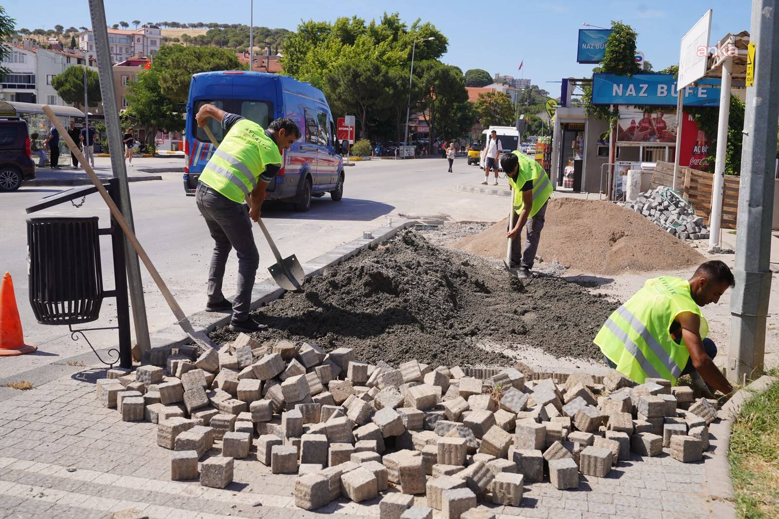 Ayvalık'ta kaldırım çalışmaları devam ediyor