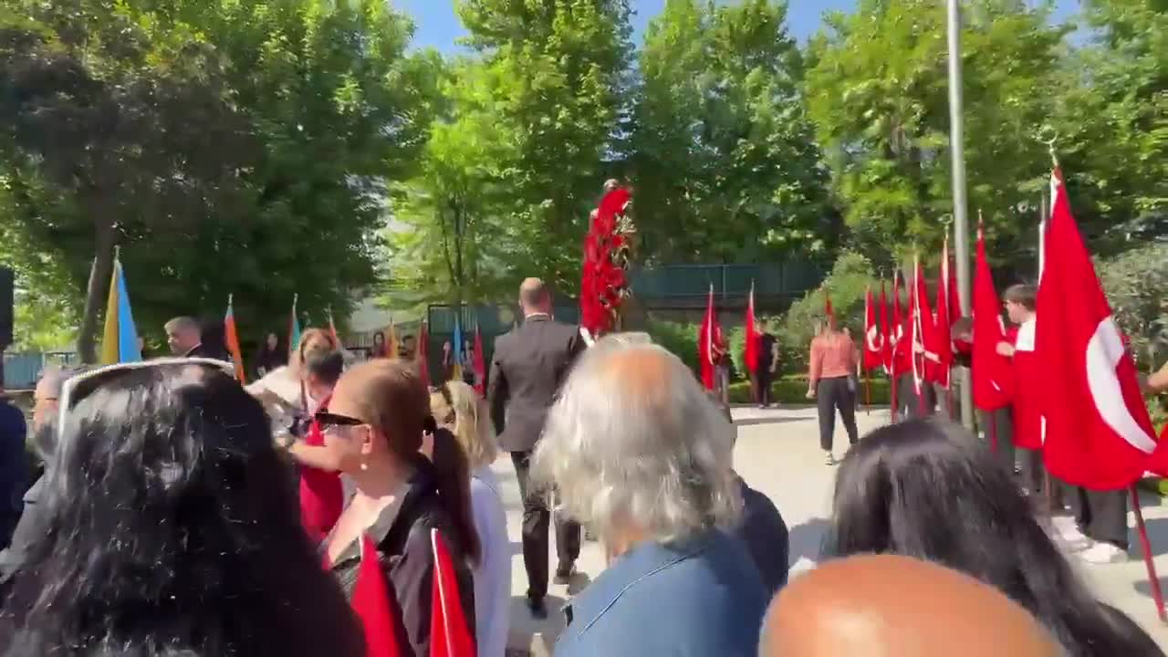 Şişli’deki 19 Mayıs töreninde Resul Emrah Şahan çelengine müdahale edildi