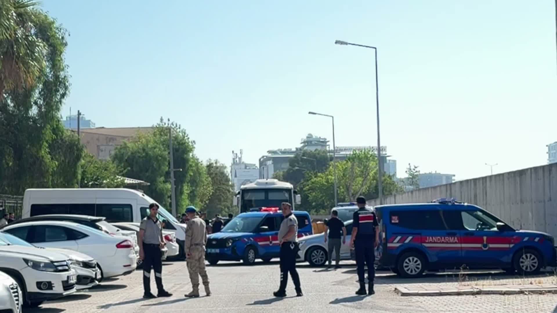 Menderes Belediyesi'ne operasyon… Belediye Başkanı Çiçek dahil 16 şüpheli adliyeye sevk edildi