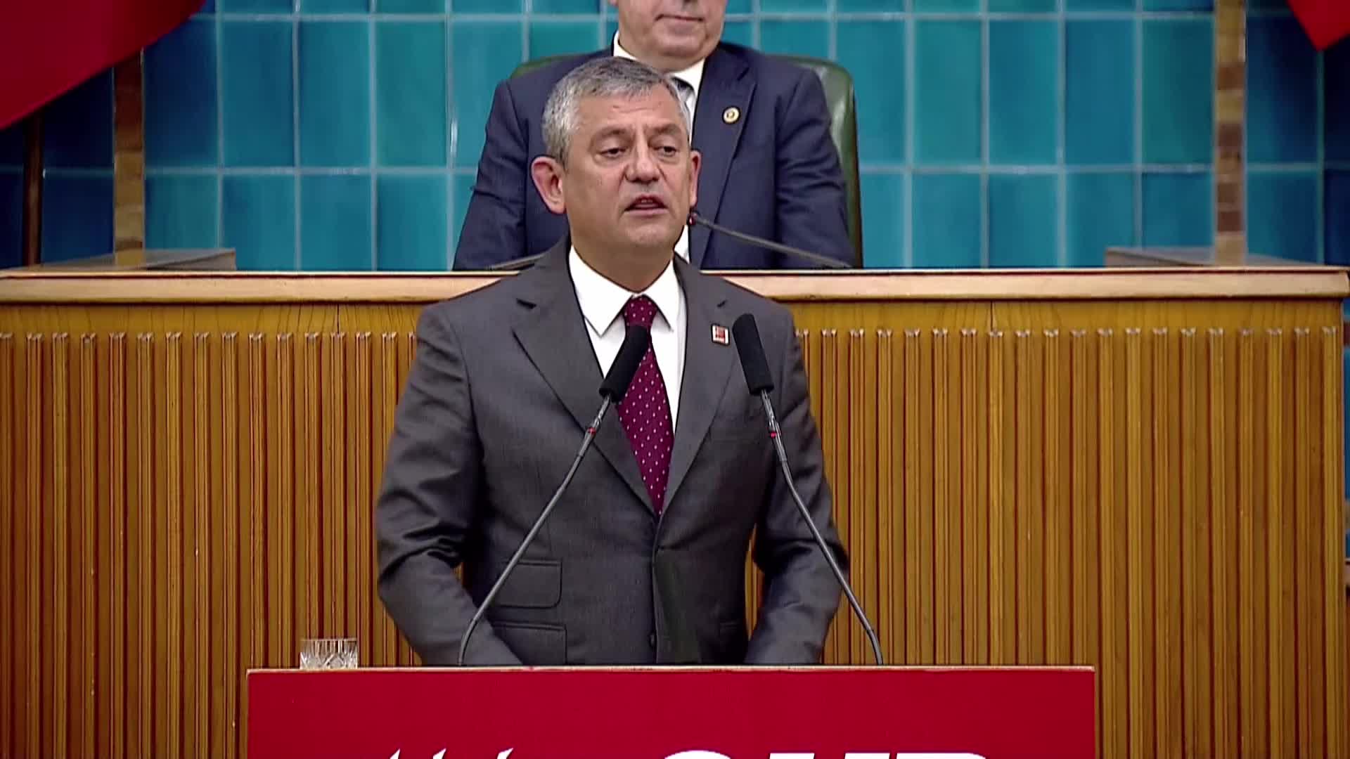 CHP Grup Toplantısı... Özgür Özel: "2018’de bir koç alan bin lira, 2026’da emekliye ancak bir but aldırıyor"