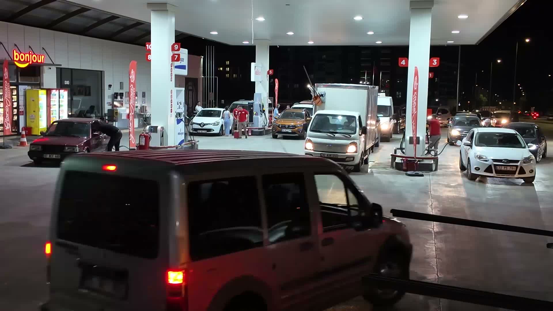 Isparta'da vatandaşlardan motorin zammına tepki: Cebimize giren depoya gidiyor
