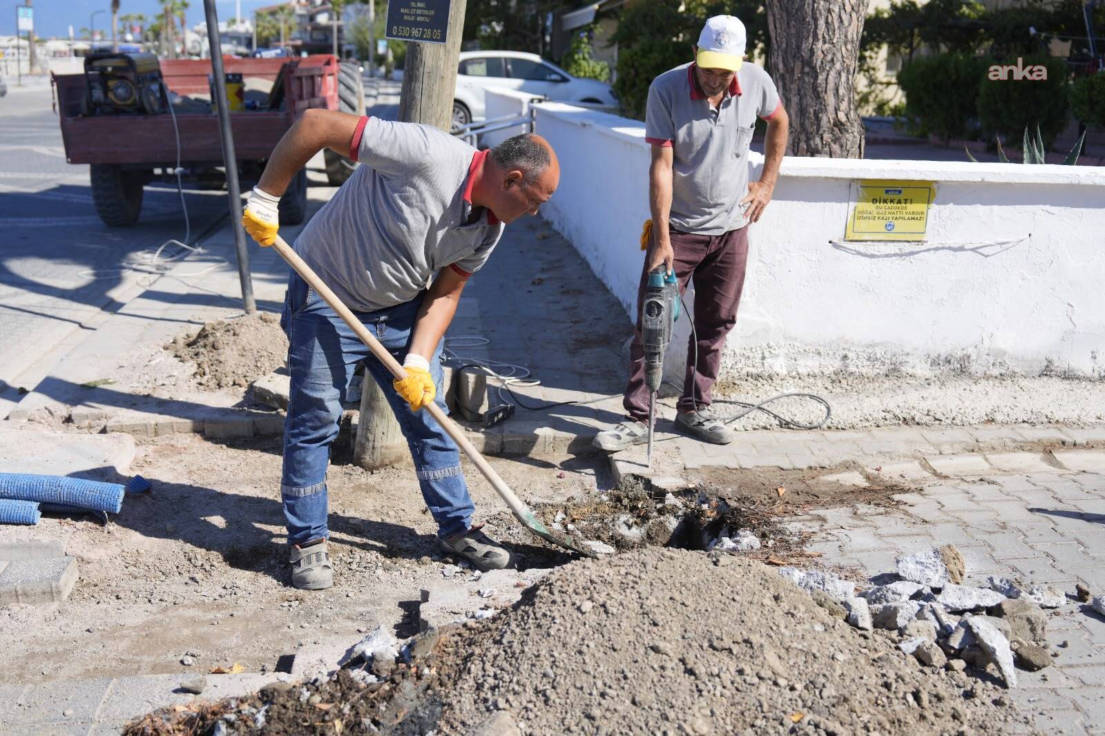 Burhaniye’de yol, altyapı ve aydınlatma çalışmaları sürüyor