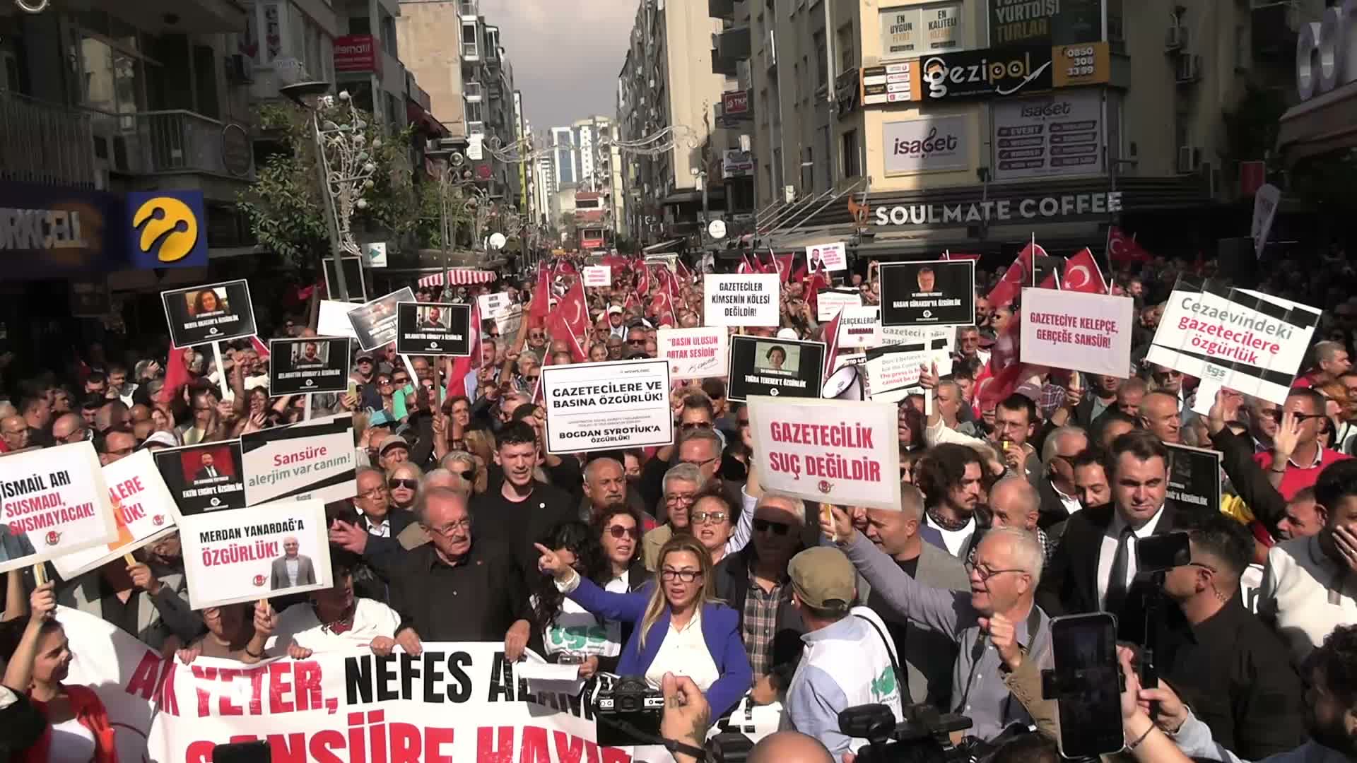 İzmir'de basın meslek örgütlerinden "Sansüre hayır, habere özgürlük" yürüyüşü