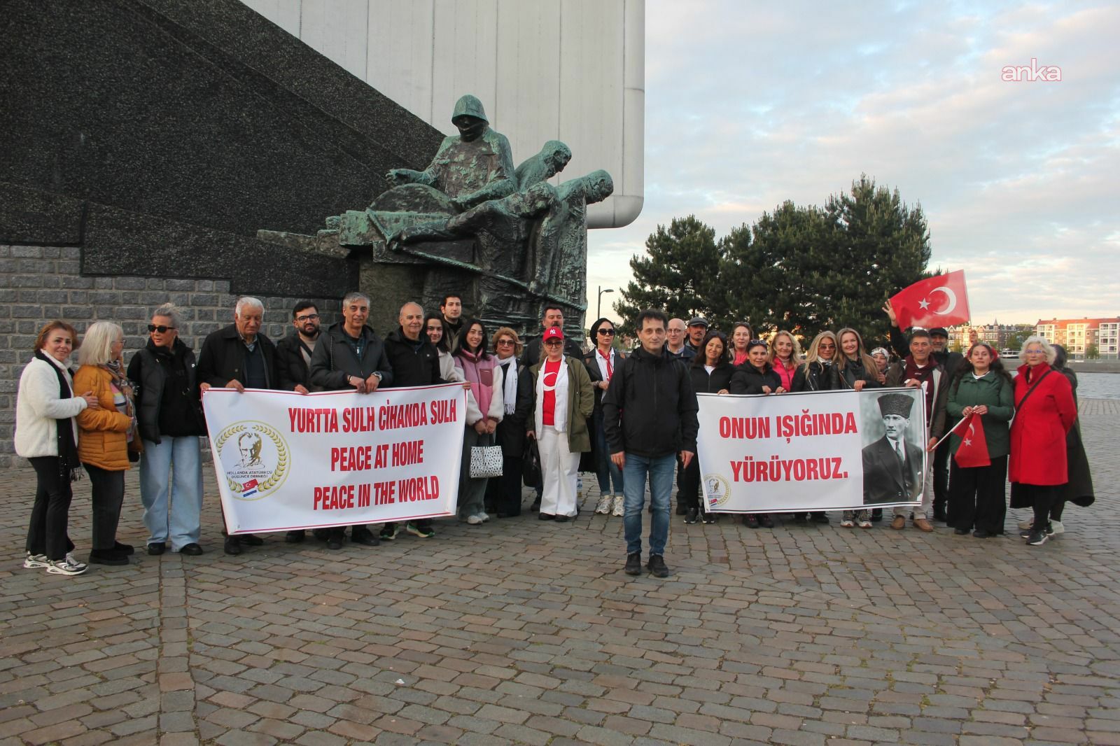 Rotterdam kentinde düzenlenen “Onun Işığında Yürüyoruz” etkinliğine yoğun ilgi