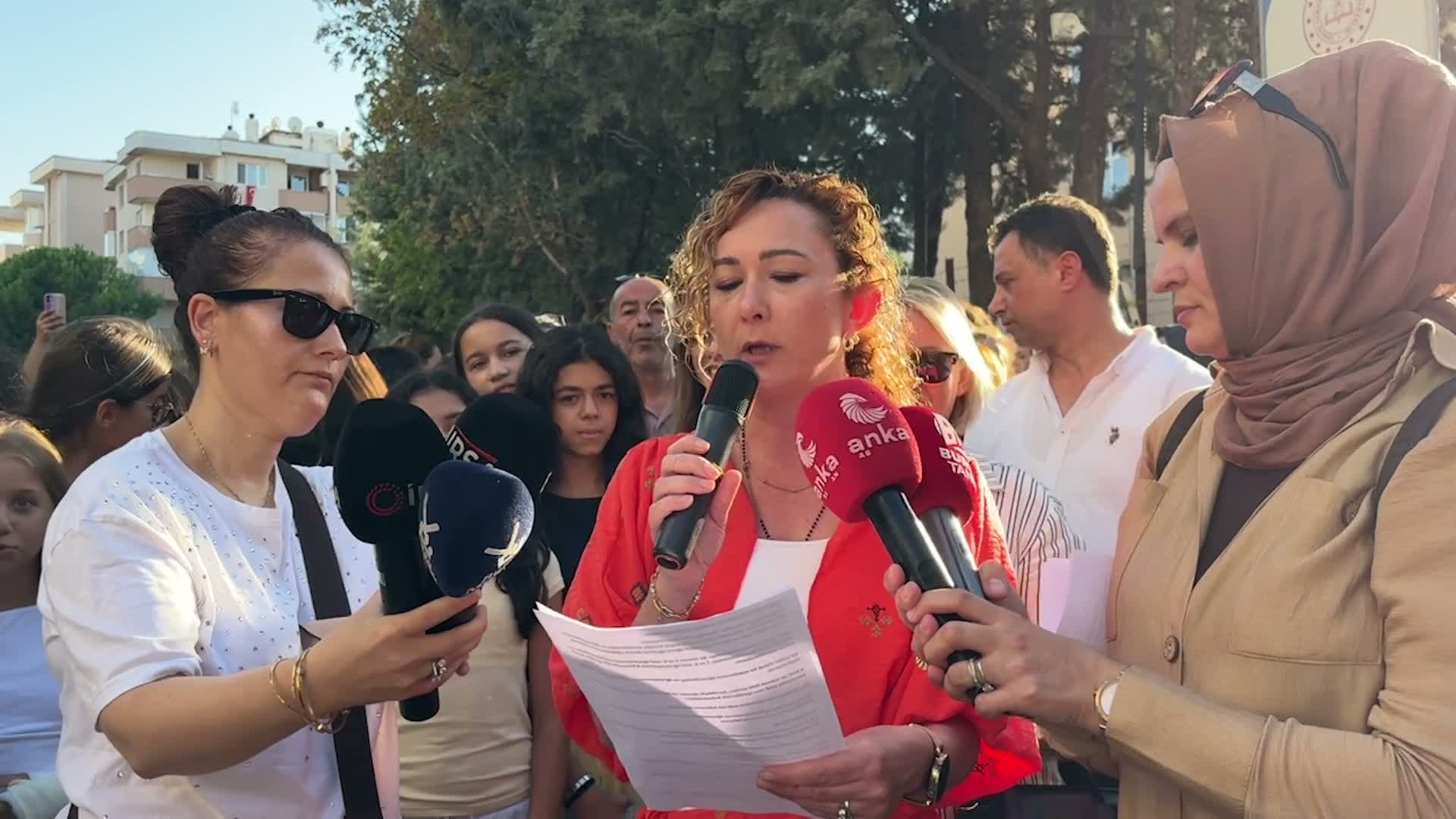 Bursa'da kısmen yıkılacak Dilek Özer Ortaokulu öğrencilerinin velilerinden açıklama: “Tüm öğrenciler başka okula taşınsın”