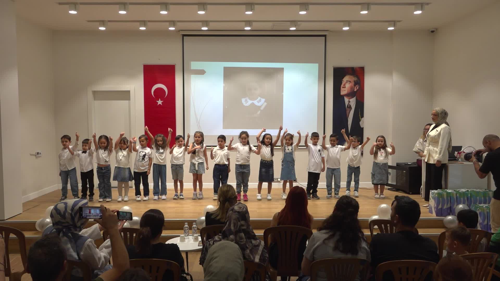 Merkezefendi’de kreş öğrencilerinin mezuniyet sevinci