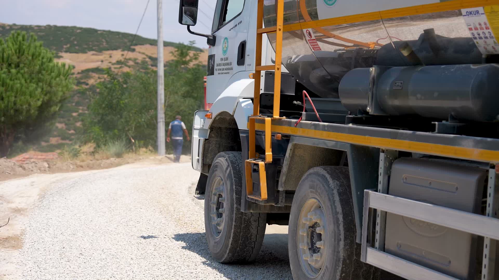 Manisa Büyükşehir Belediyesi’nden Kula’da 12,5 kilometrelik yolda sathi kaplama çalışması