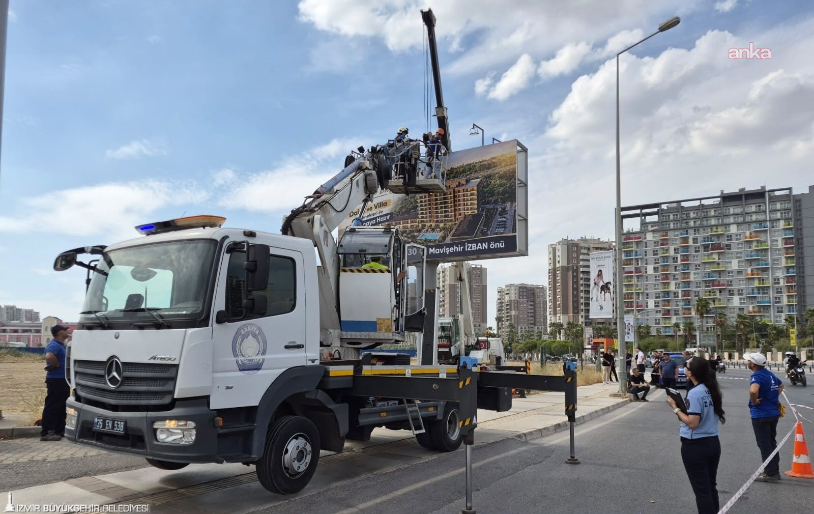 İzmir Büyükşehir Belediyesi’nden Karşıyaka’daki reklam ünitelerine ilişkin açıklama