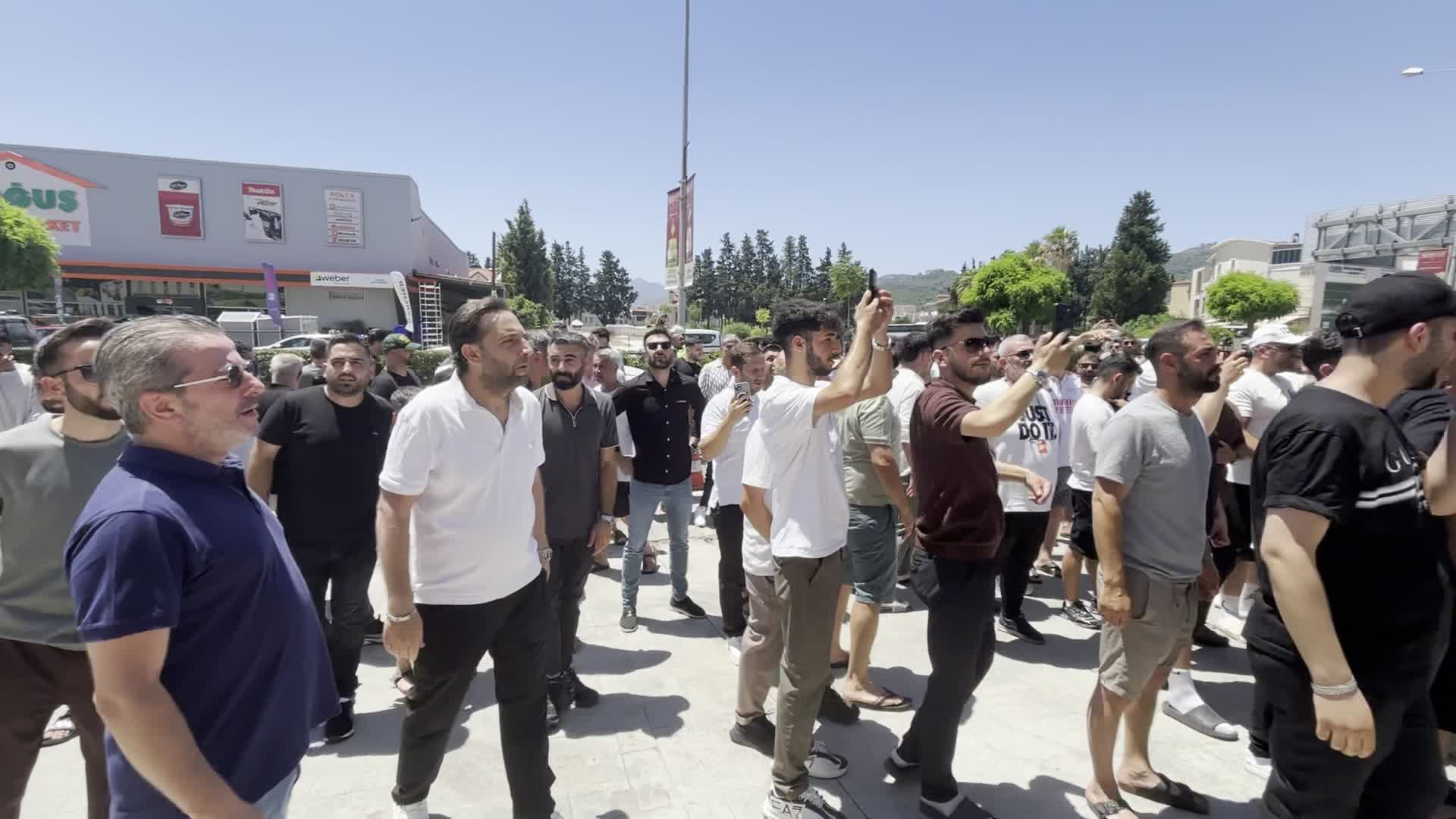 Kapalı Çarşı esnafı Marmaris Belediyesi'ni protesto etti