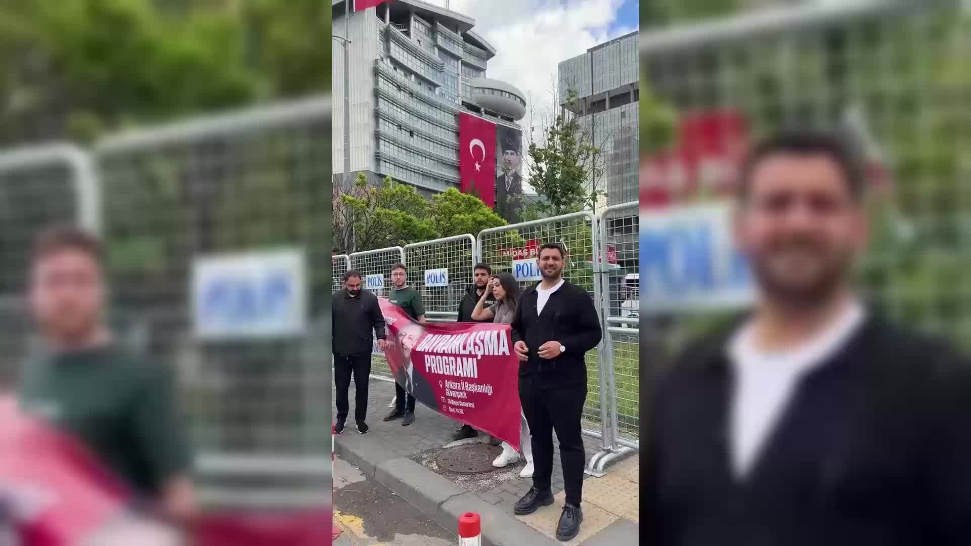 CHP Gençlik ve Kadın Kolları, CHP Genel Merkezi'nin girişine Özgür Özel'in bayramlaşma programının pankartını astı