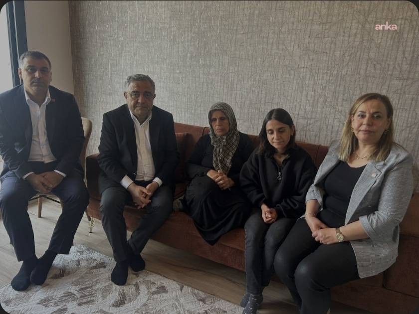 CHP'li Tanrıkulu, Anneler Günü dolayısıyla Rojin Kabaiş ve Gülistan Doku'nun annesini ziyaret etti