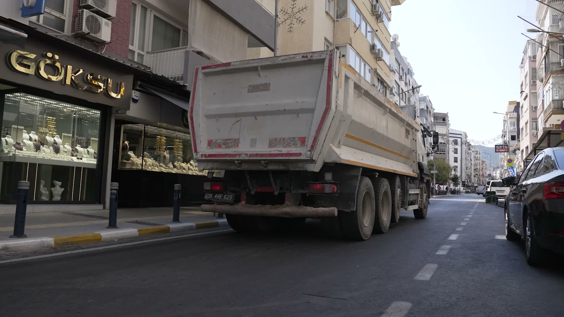 Balçova'da üç ana cadde baştan sona yenilendi