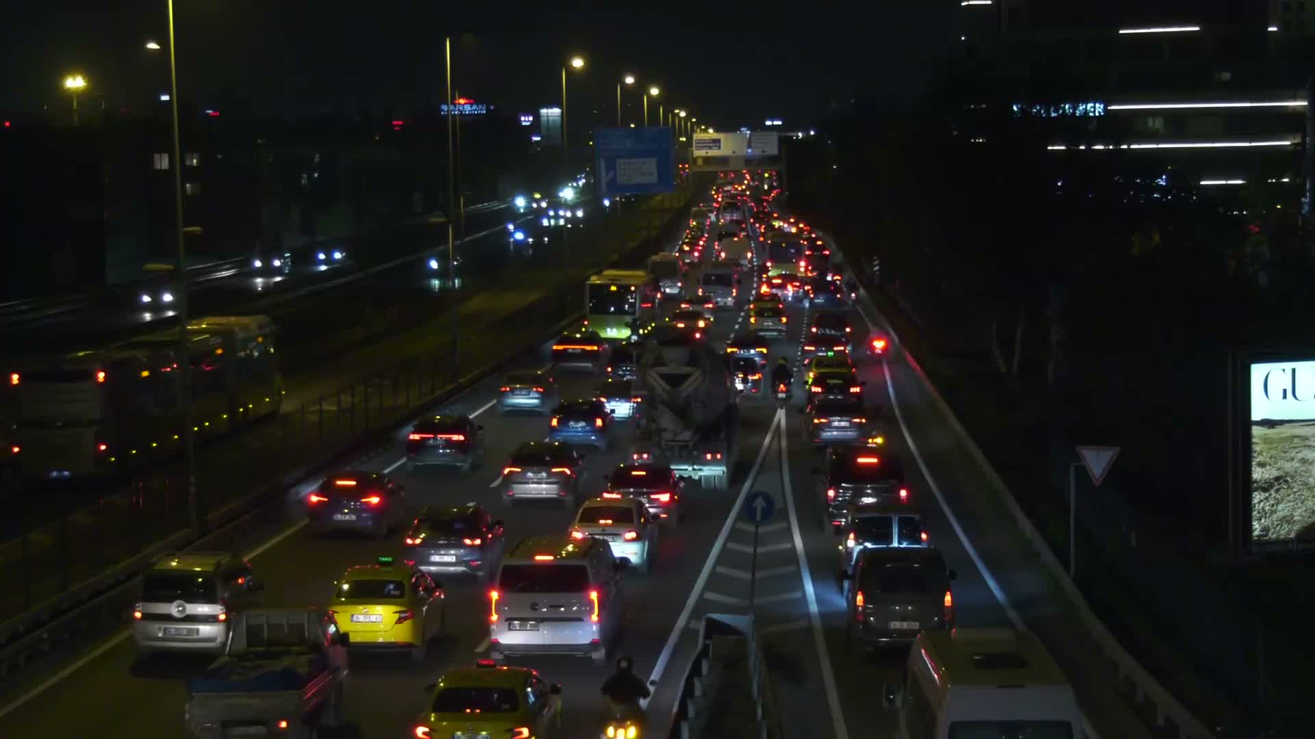 Galatasaray - Fenerbahçe ve Beşiktaş - Başakşehir maçlarının oynanacağı İstanbul'da akşam trafiğinde yoğunluk oluştu
