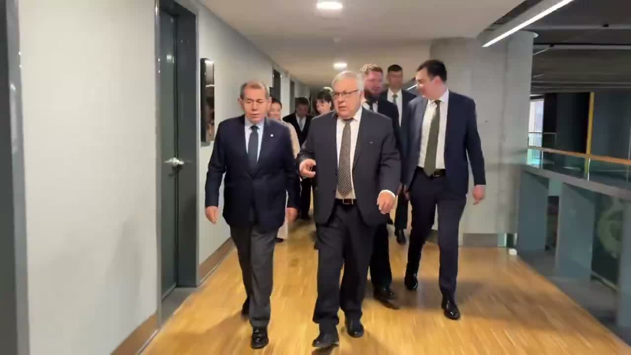Rusya'nın Ankara Büyükelçiliği, Büyükelçi Vershinin ile futbolcu Batrakov'un görüşmesine ilişkin video paylaştı