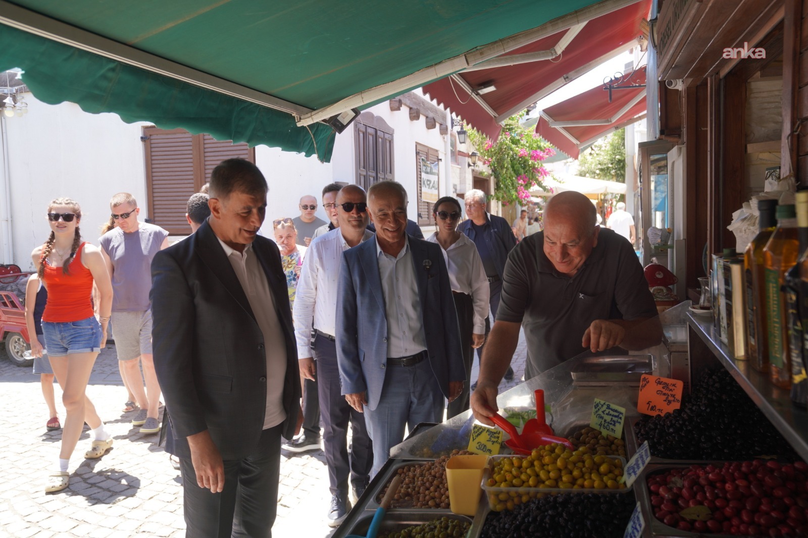 İzmir Büyükşehir Belediye Başkanı Tugay Seferihisar’da çalışmaları yerinde inceledi