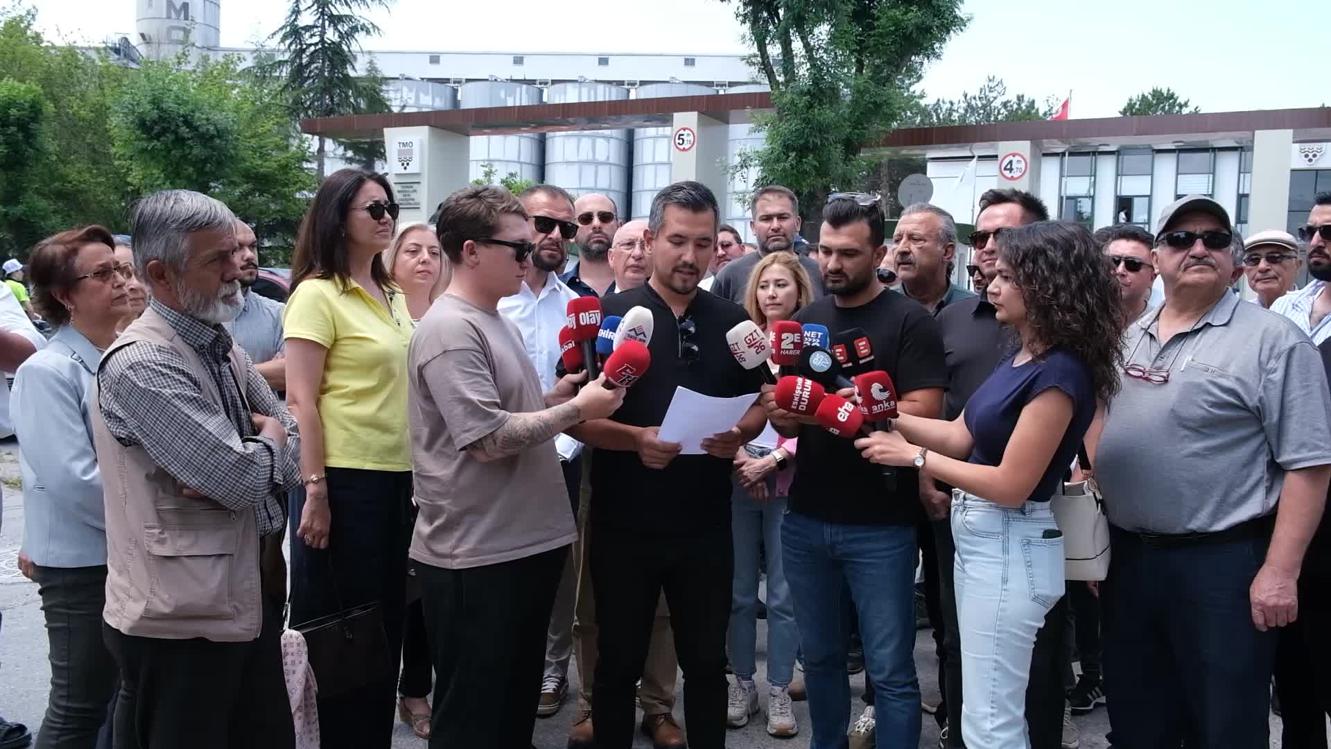 Eskişehirli Genç Rençberler TMO önüne siyah çelenk bıraktı