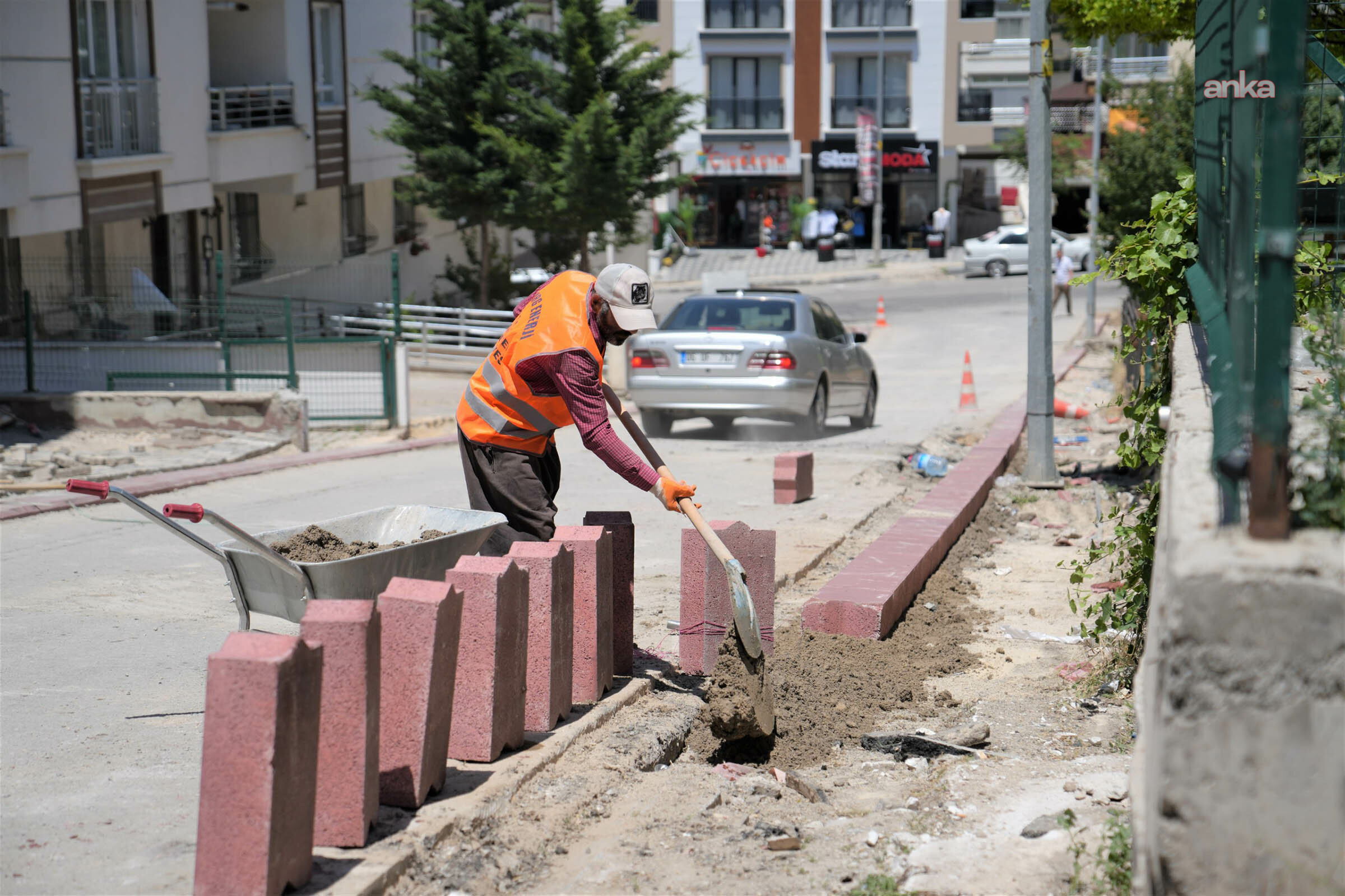 Keçiören’de kaldırımlar yenileniyor