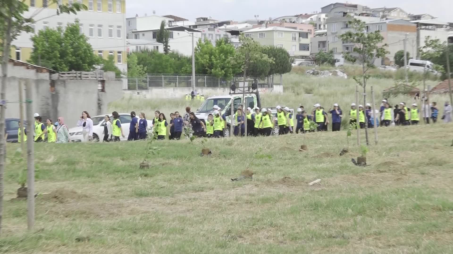 Bursa'da Çevre Haftası dolayısıyla düzenlenen etkinlikle 200 fidan toprakla buluşturuldu
