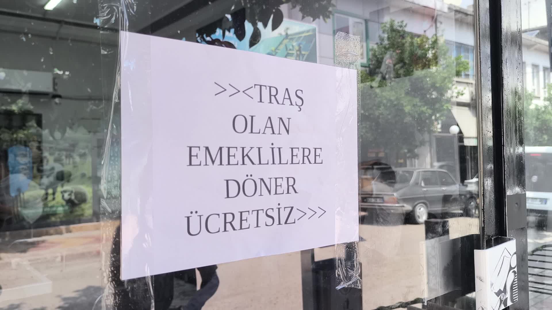 Osmaniye’de berber, tıraş olan emeklilere döner ısmarlıyor