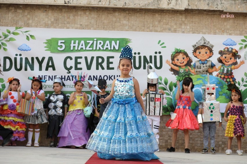 Menderes’te öğrencilerden "geri dönüşüm" defilesi