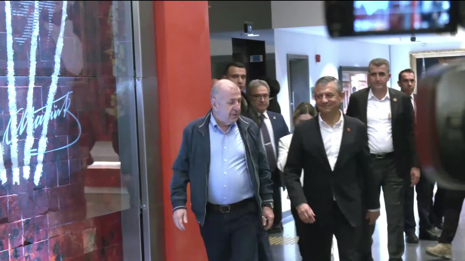 Ümit Özdağ’dan CHP Genel Merkezi’ne gece yarısı dayanışma ziyareti: Bugün bu kriz zirveye çıktı