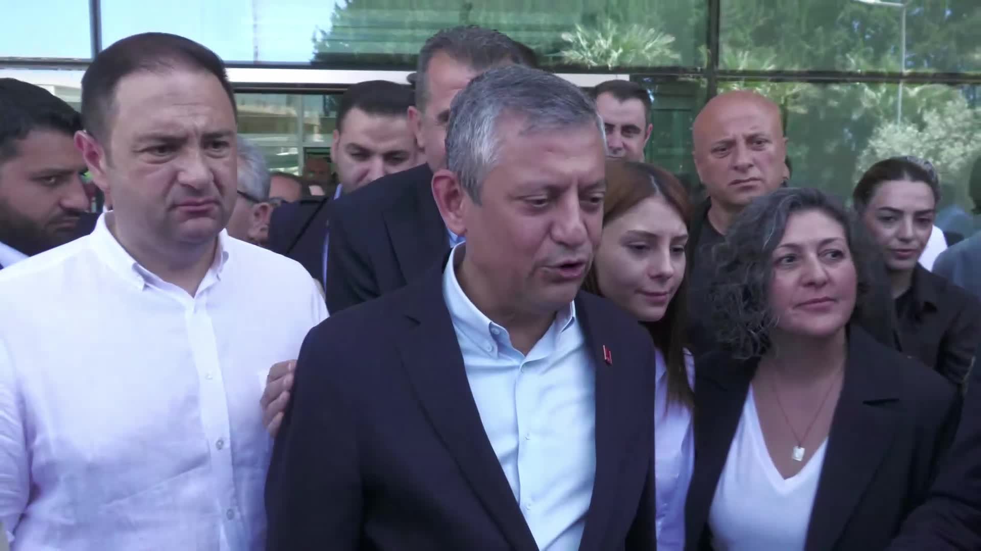 Özgür Özel İzmir’de: "Benim belimi kırarak CHP’nin iktidar yürüyüşünü durdurabileceklerini sanıyorlar"