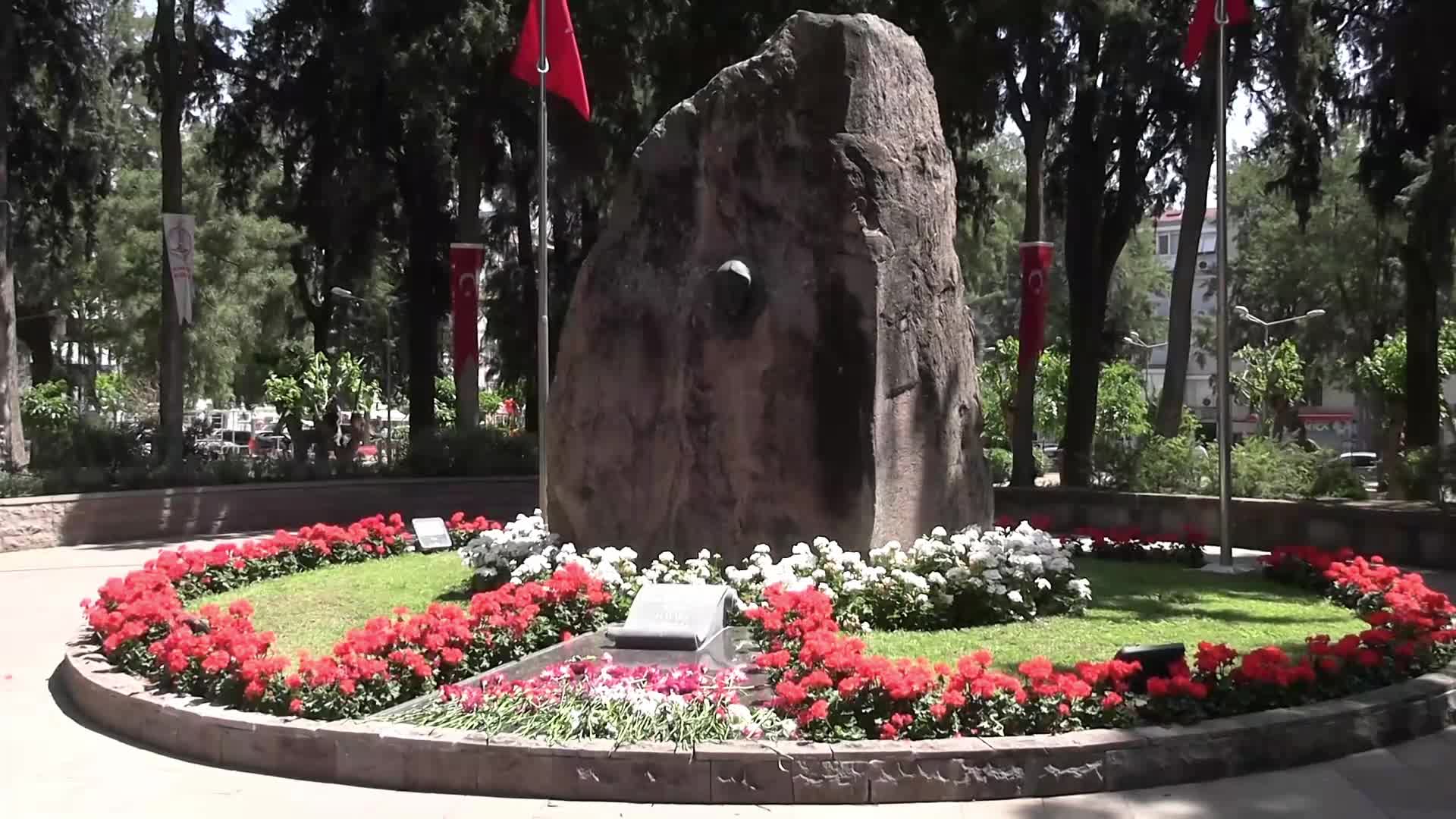 İYİ Parti Genel Başkanı Dervişoğlu, Zübeyde Hanım Anıt Mezarı'nı ziyaret etti