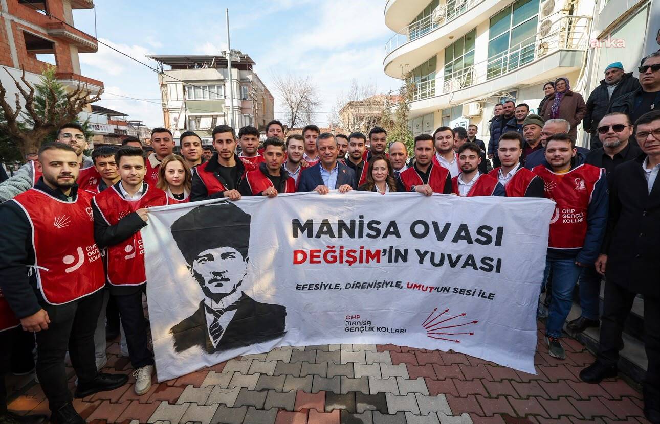 CHP Manisa İl Gençlik Kolları Başkanı Onur Çabuk ve 17 ilçe başkanı görevlerinden istifa etti