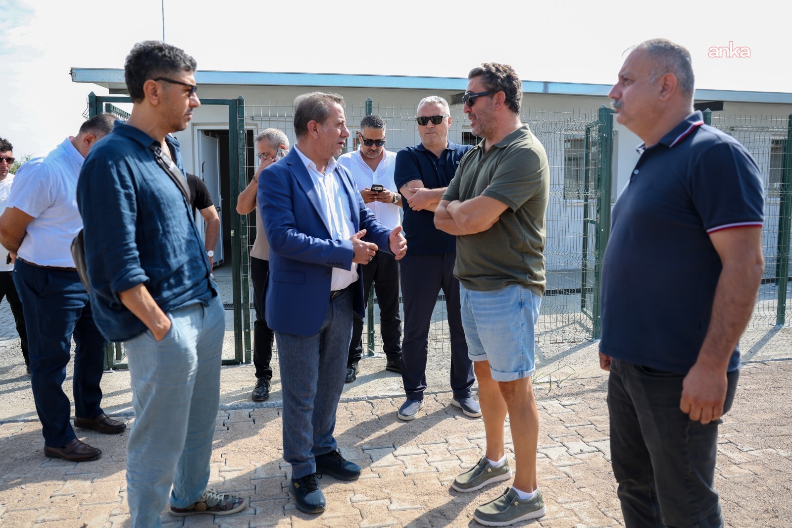 Oyuncu Emre Kınay'dan Efeler Belediyesi Sempati Sokak Hayvanları Bakımevi'ne ziyaret