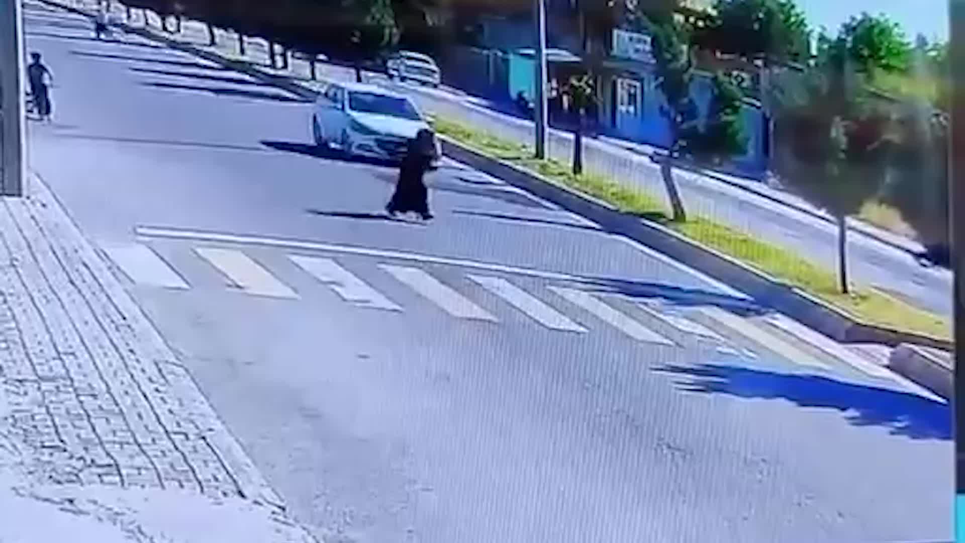 Şanlıurfa’da otomobilin yayaya çarptığı anlar kameraya yansıdı