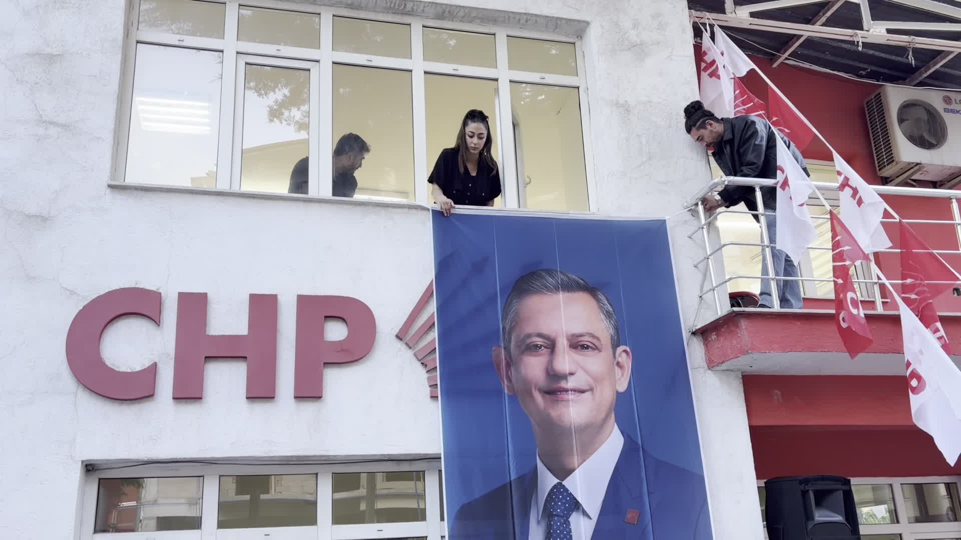 CHP Burdur İl Başkanlığı’na Özgür Özel posteri asıldı