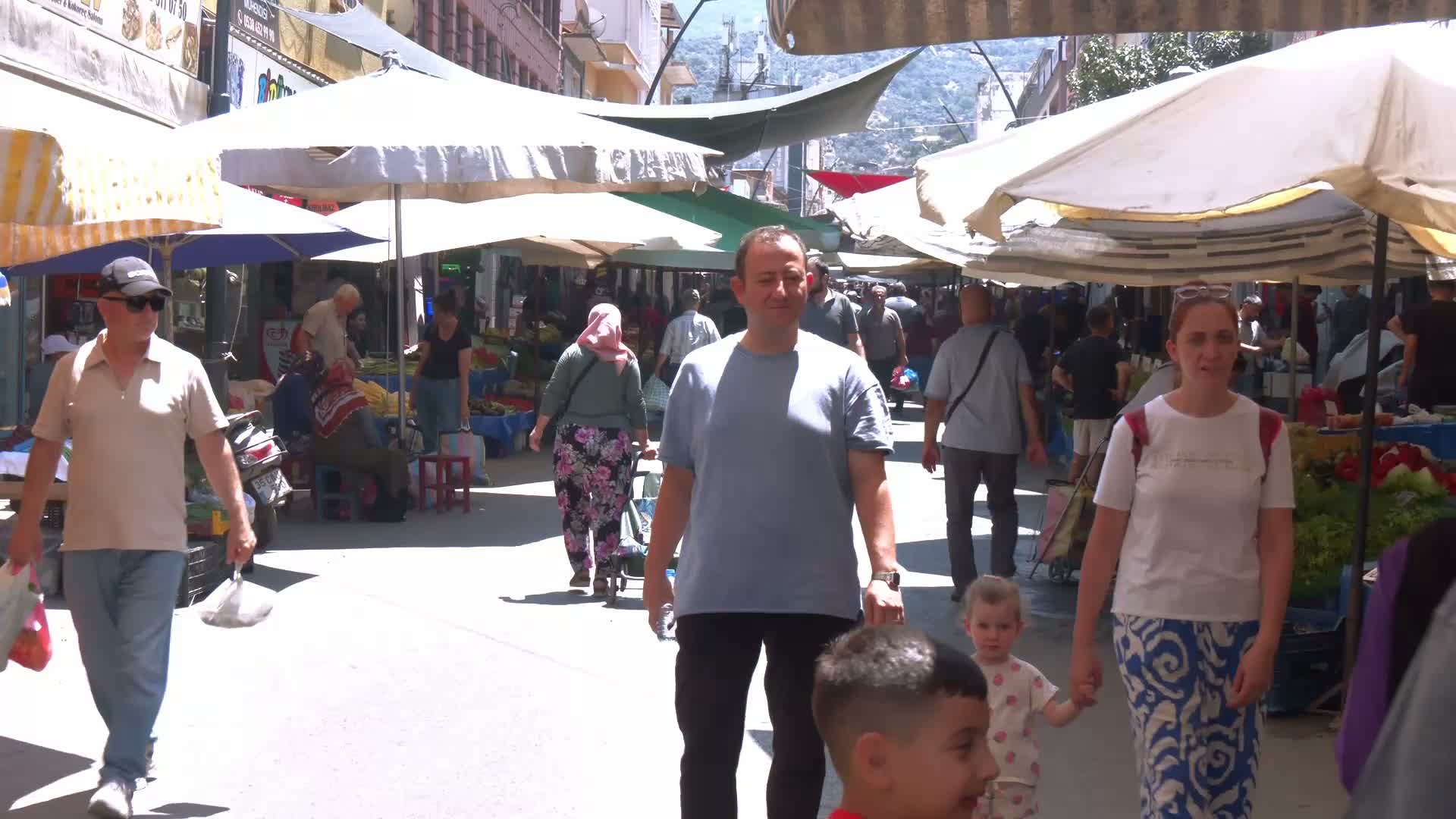 İYİ Partili Ofluoğlu'ndan İzmir'de pazar ziyareti: Ne satan ne de alan memnun