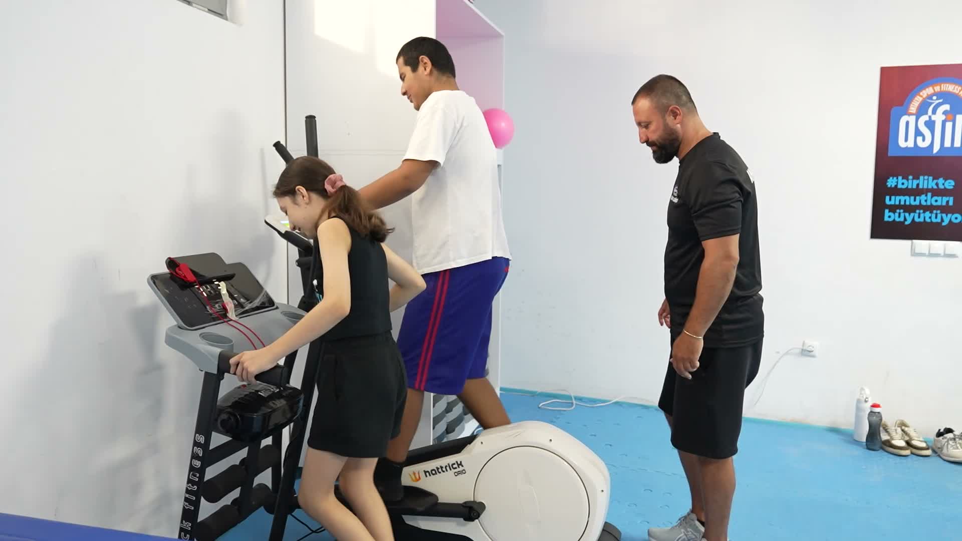 Antalya’da özel gereksinimli bireyler uzman eğitmenler eşliğinde spor yapıyor
