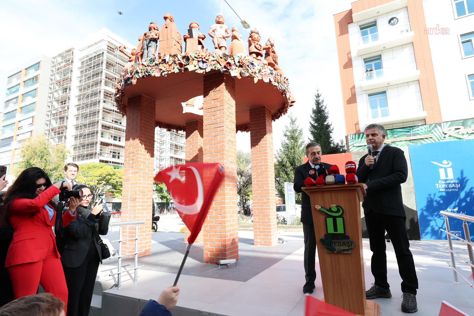 Tepebaşı’nda “Atatürk ve Dünya Çocukları” temalı kolektif anıt açıldı