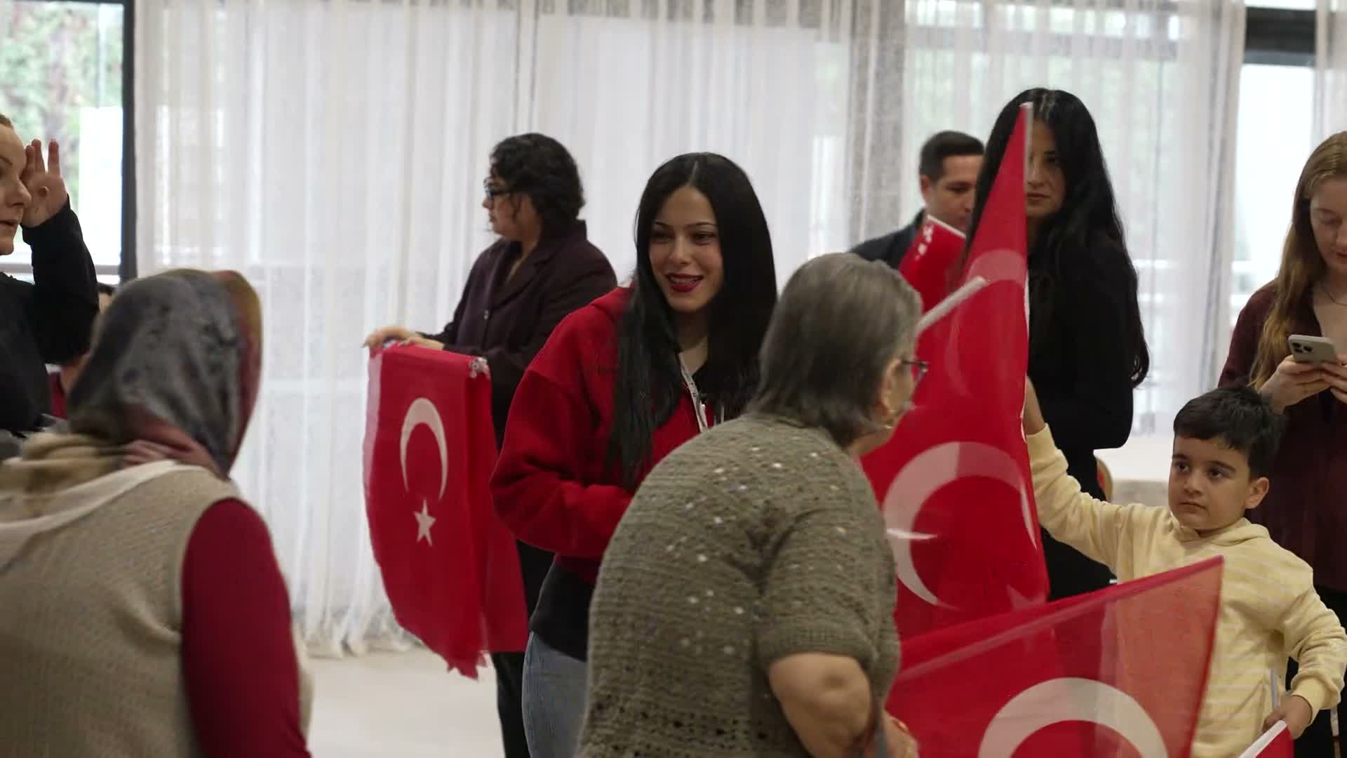 İzmir’de huzurevinde coşkulu 29 Ekim balosu