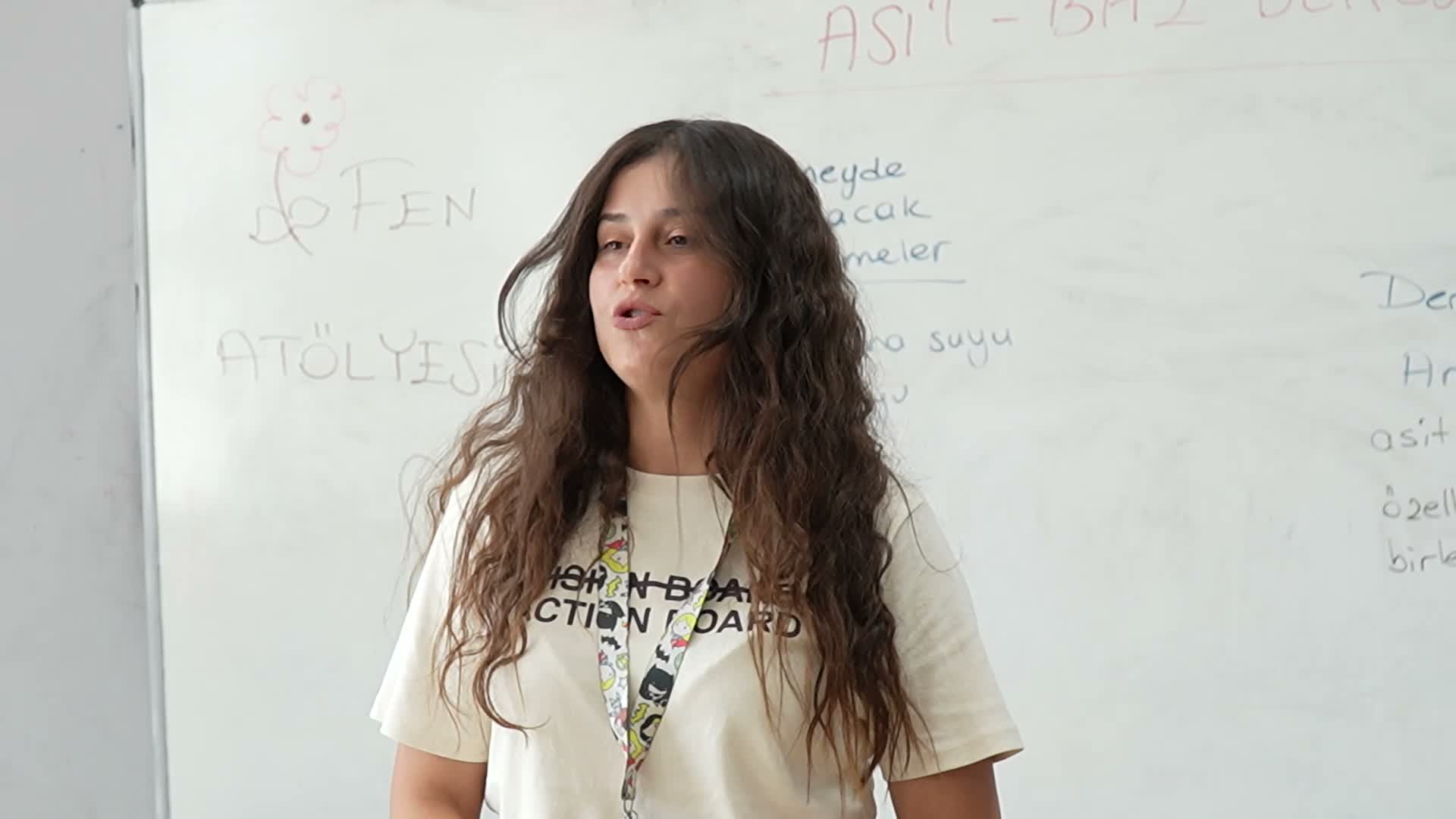 Mersin'de ücretsiz yaz atölyeleriyle öğrenciler hem öğreniyor hem sosyalleşiyor