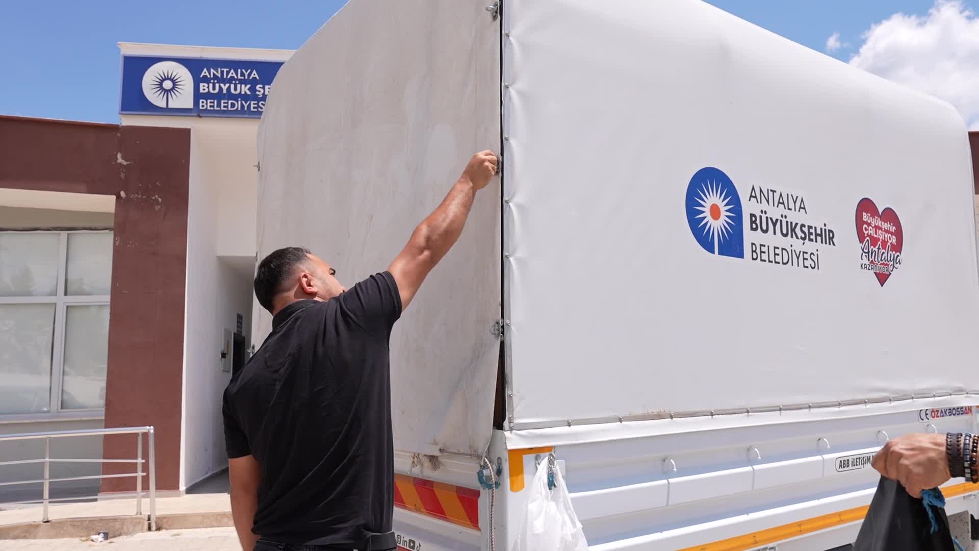 Antalya Büyükşehir Belediyesi’nin çiftçi ve üreticilere arı kovanı destekleri sürüyor