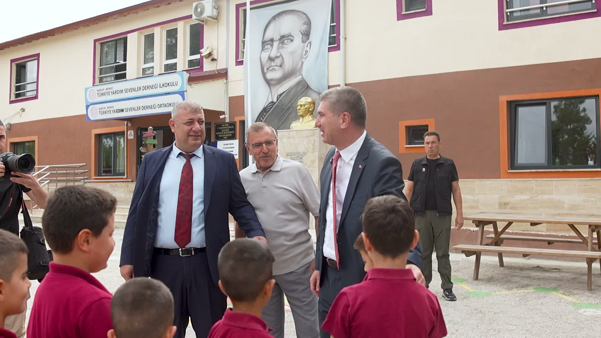 Burdur Belediyesi’nden minik öğrencilere yeni eğitim yılı hediyesi: Bin 150 kırtasiye seti dağıtıldı