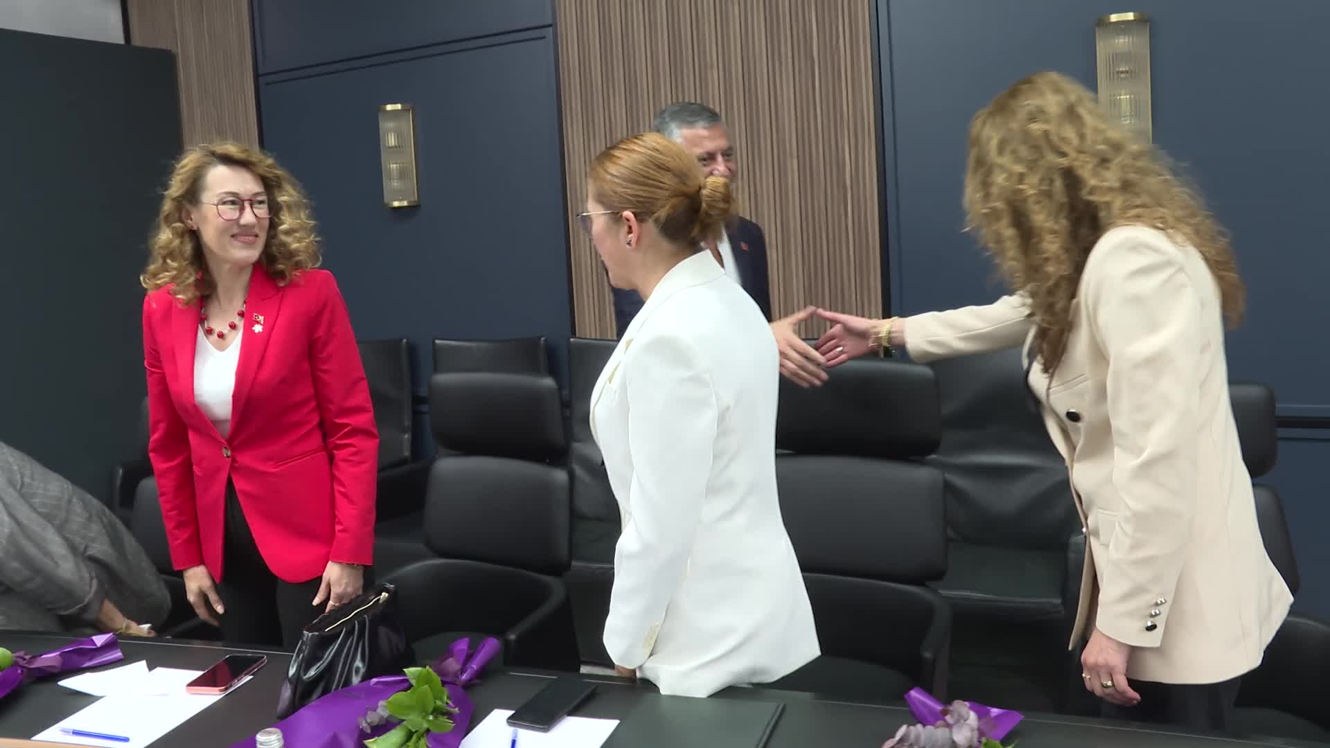 Özgür Özel, muhalefet partilerinin kadın politika başkanlarıyla bir araya geldi