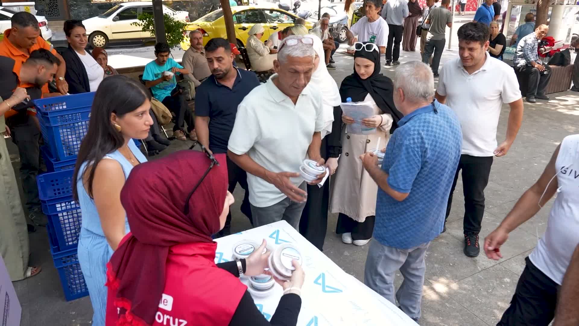 Mersin Büyükşehir Belediyesi'nden 13 ilçede 19 bin kişilik aşure ikramı