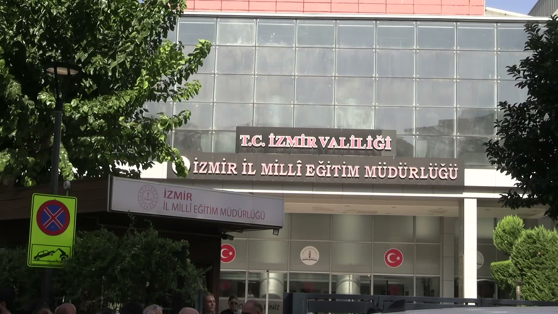 İzmir'de öğrenci velilerinden "okul taşıma" kararlarına tepki