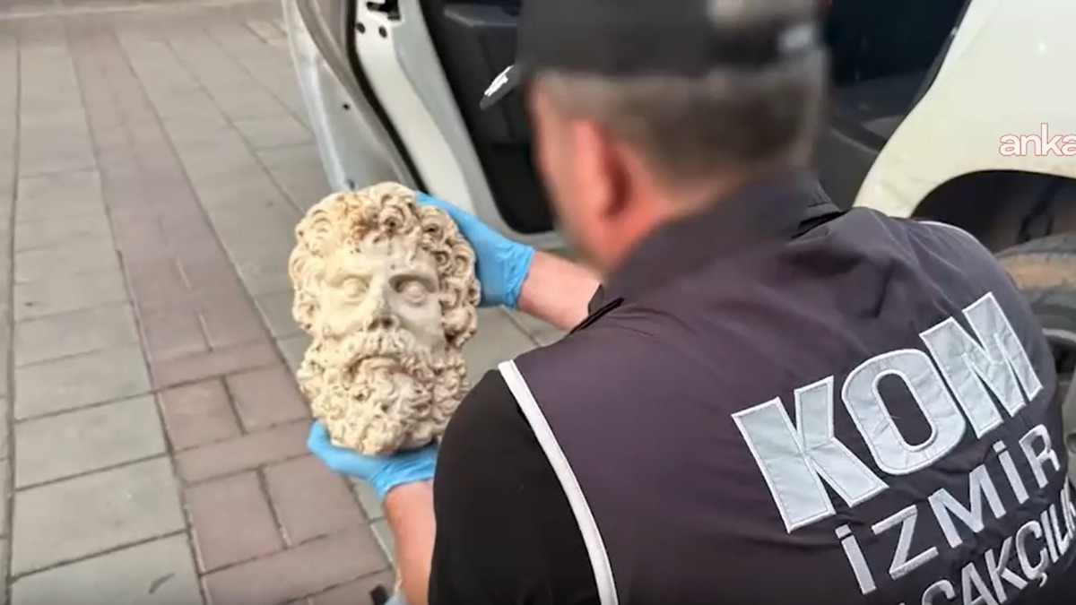 İzmir’de Roma dönemine ait yaklaşık 2 bin yıllık Zeus heykel başı ele geçirildi
