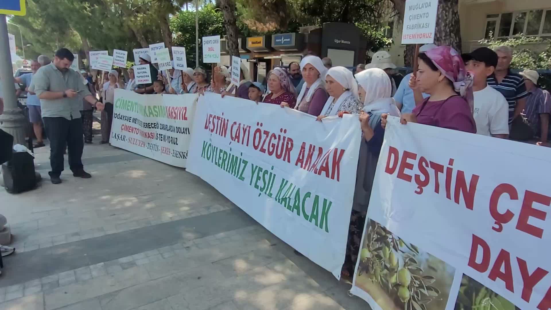 Muğla'da yapımı planlanan çimento fabrikasına karşı İdare Mahkemesi önünde nöbet başlatıldı