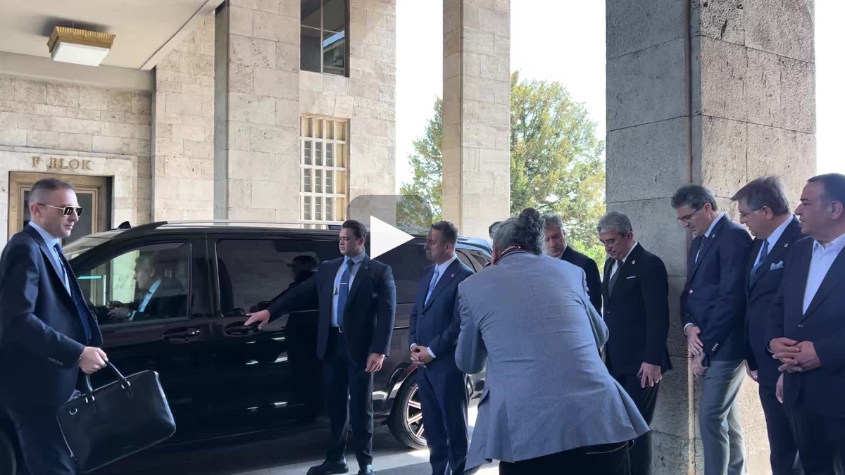 Özgür Özel Meclis’e geldi