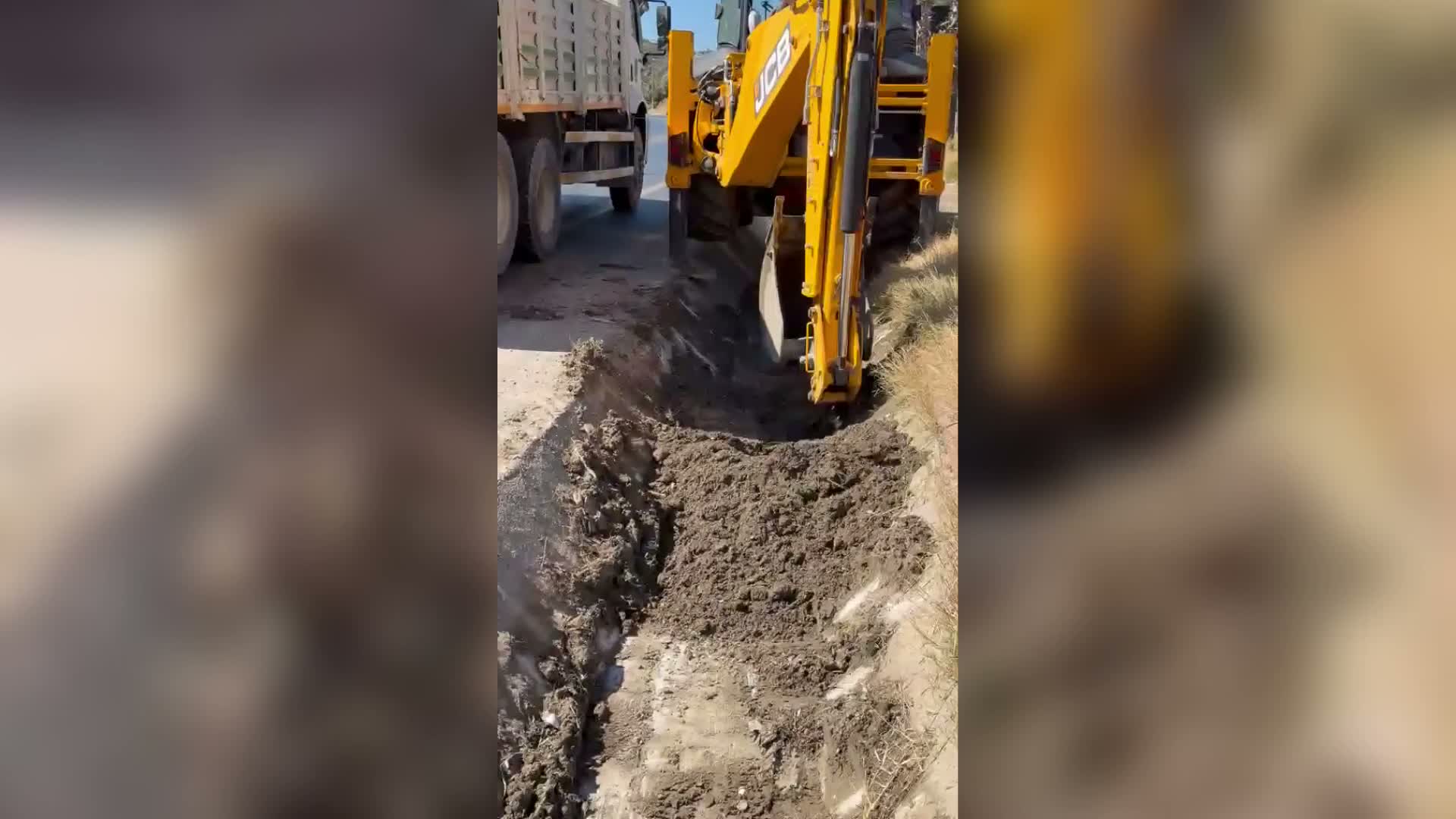 Kuşadası Belediyesi, su kanallarında bakım ve temizlik çalışmalarını sürdürüyor